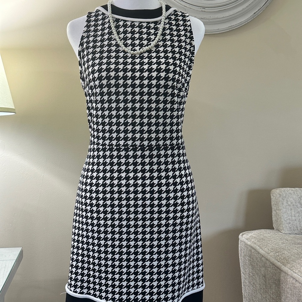 Show your class with this traditional black&white dress w/white piping accent.